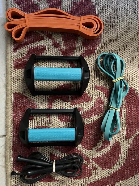 Bands, jumping rope and small paralettes